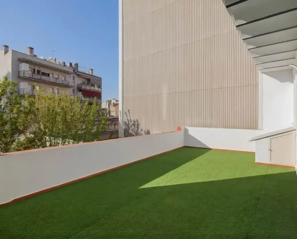 Instalación de césped artificial en una terraza del Penedès.