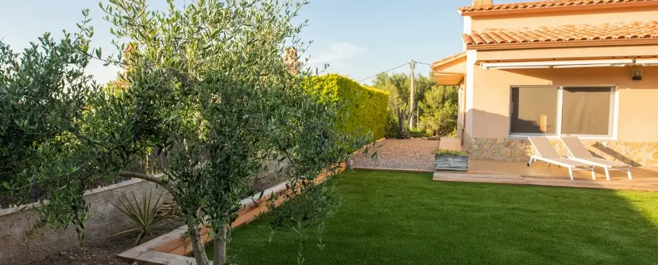 Instalación de césped artificial en un jardín residencial en el Penedès.