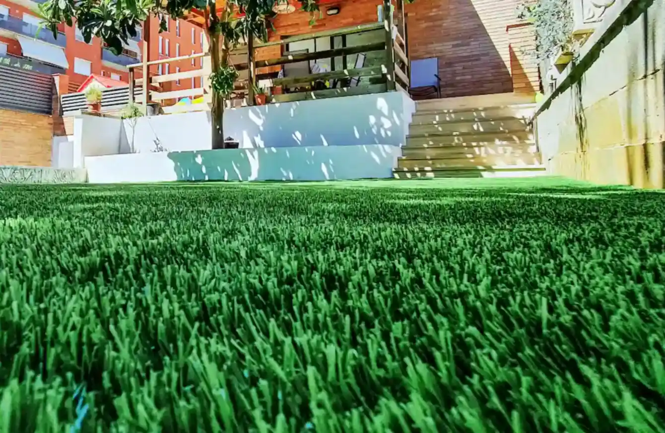 Césped artificial recién instalado en un jardín